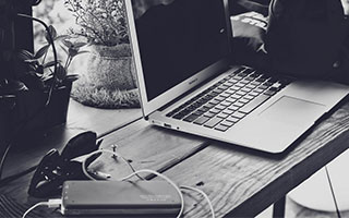 狗狗便便颜色代表什么_狗狗拉的屎颜色