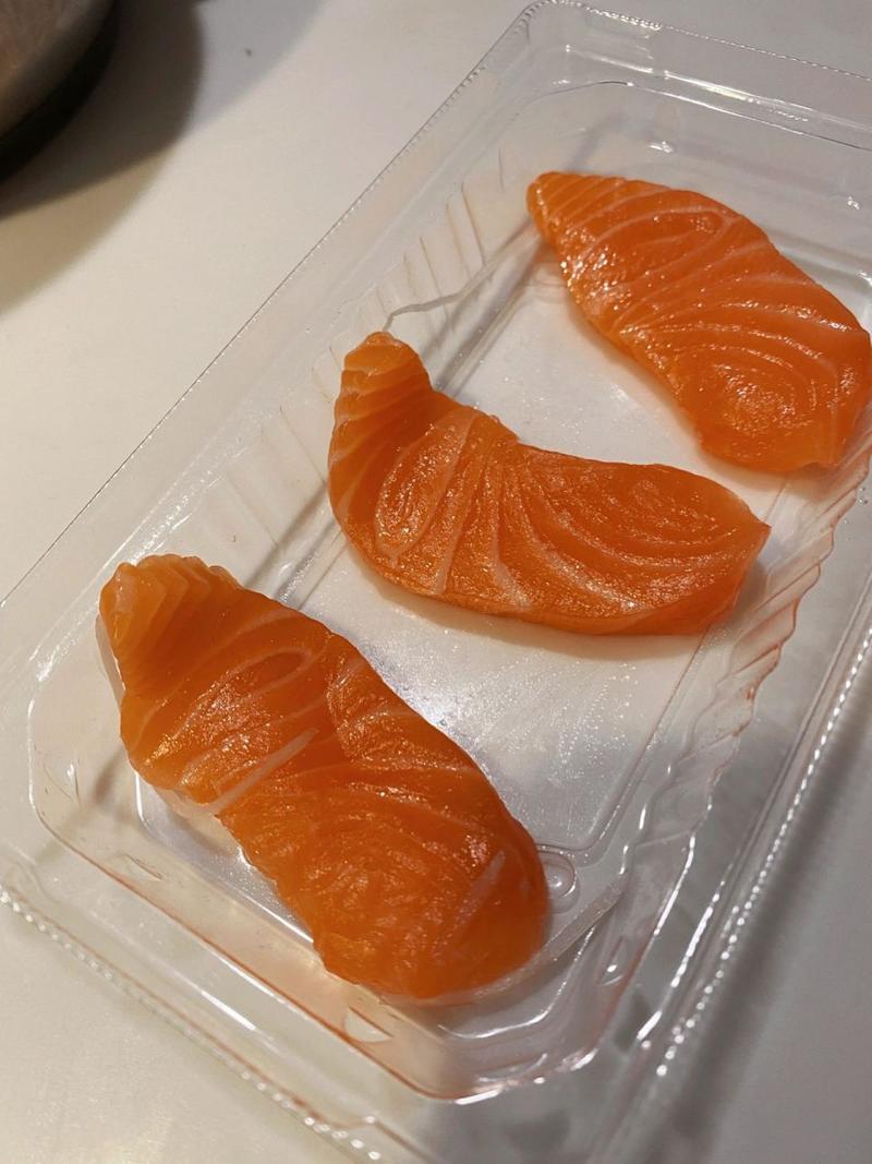 猫咪可以吃三文鱼吗，猫咪可以吃三文鱼吗生的还是熟的？